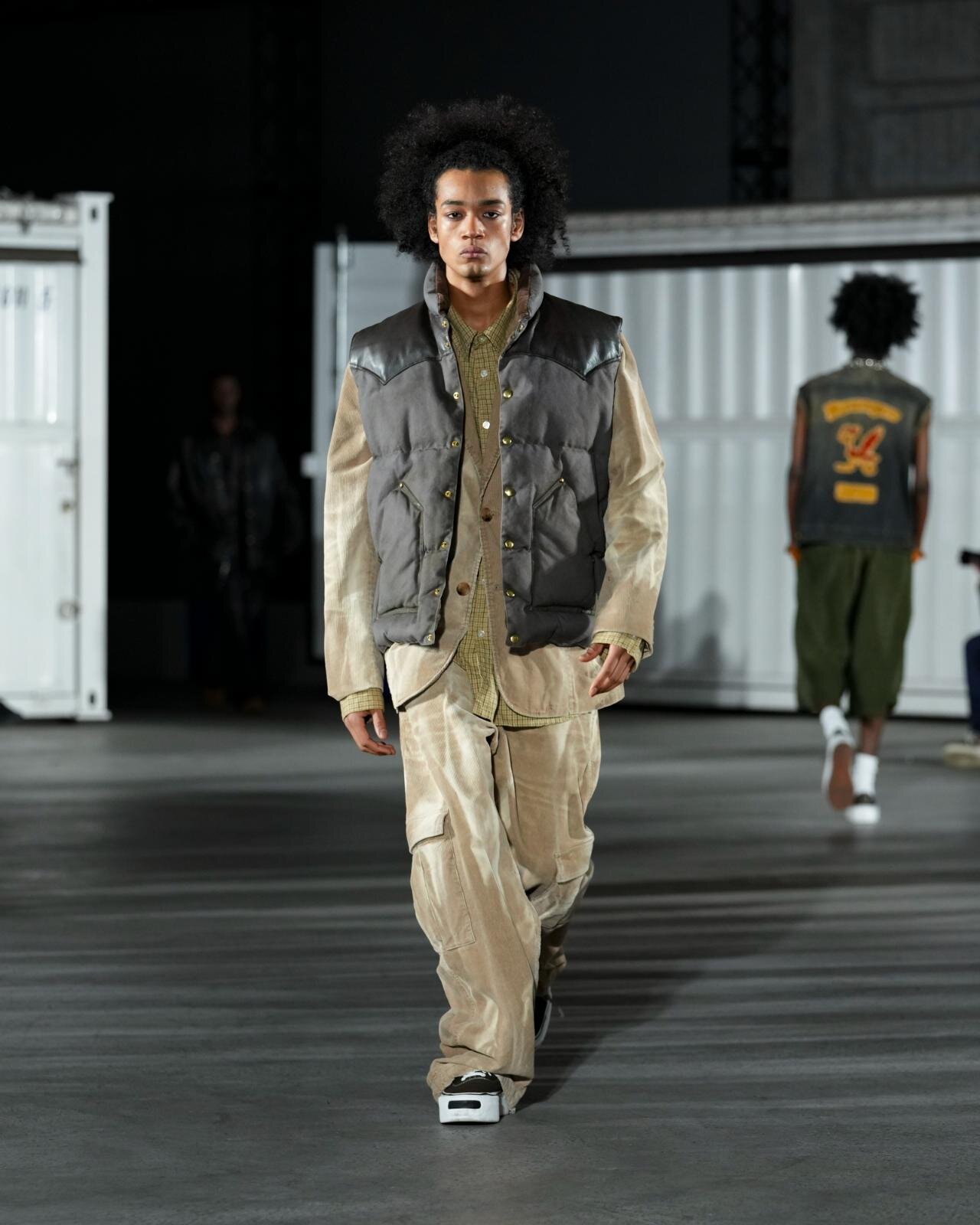 カミヤ×ロッキーマウンテンフェザーベッドのダウンベスト、“NYの