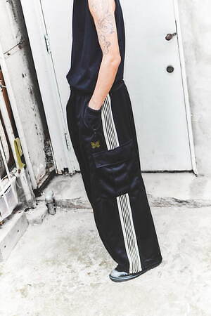 ニードルズ×ウィズム“グリーンの蝶柄刺繍”トラックパンツ、カーゴ