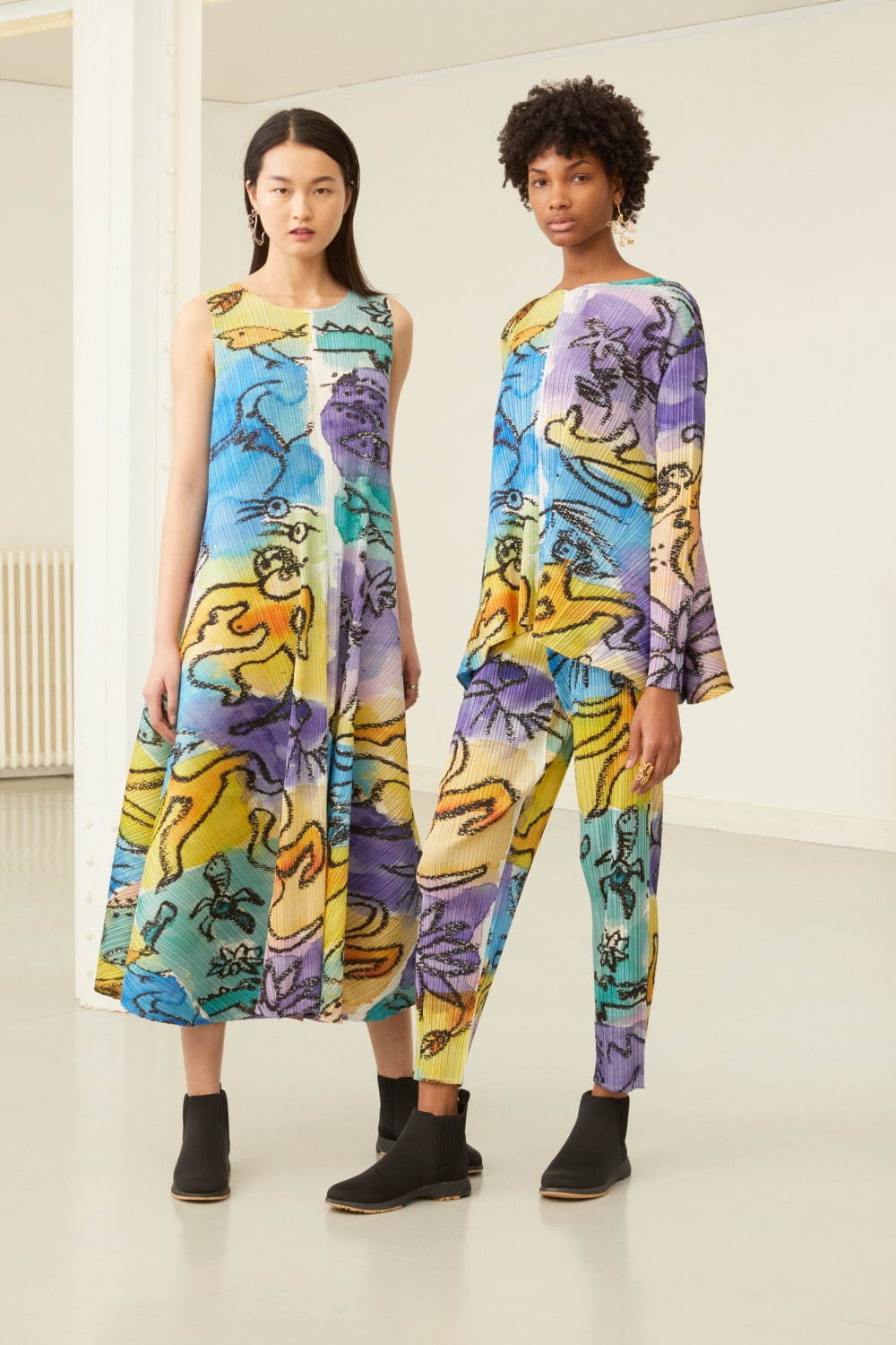 プリーツ プリーズ イッセイ ミヤケのワンピース＆コート、“夜の色”を