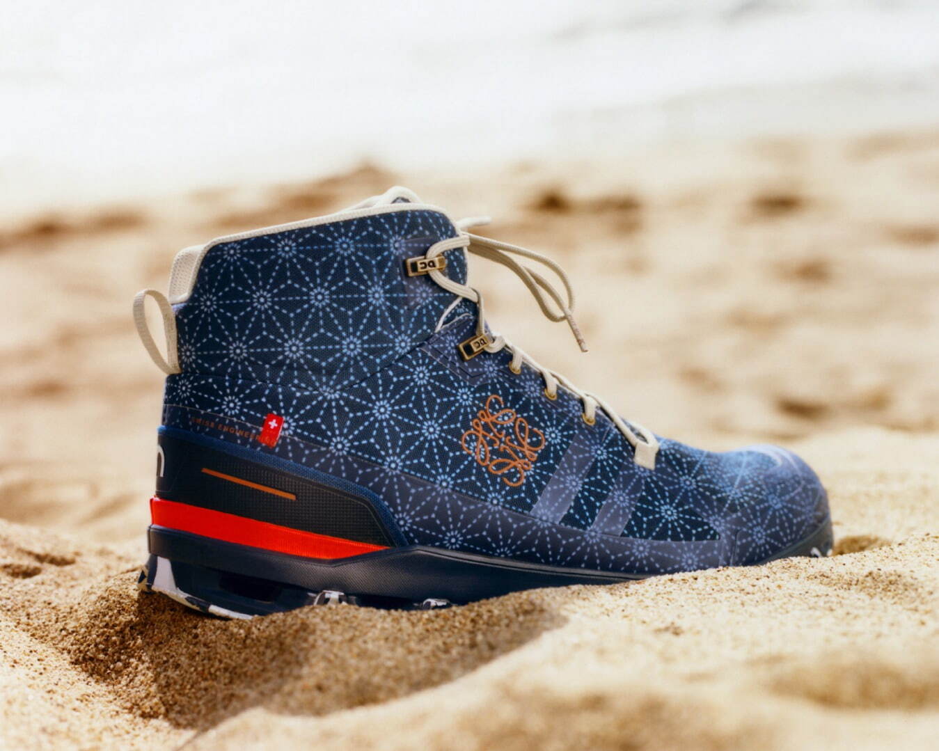 ロエベがスイス発「オン」とコラボ、グラデーション色のスニーカー