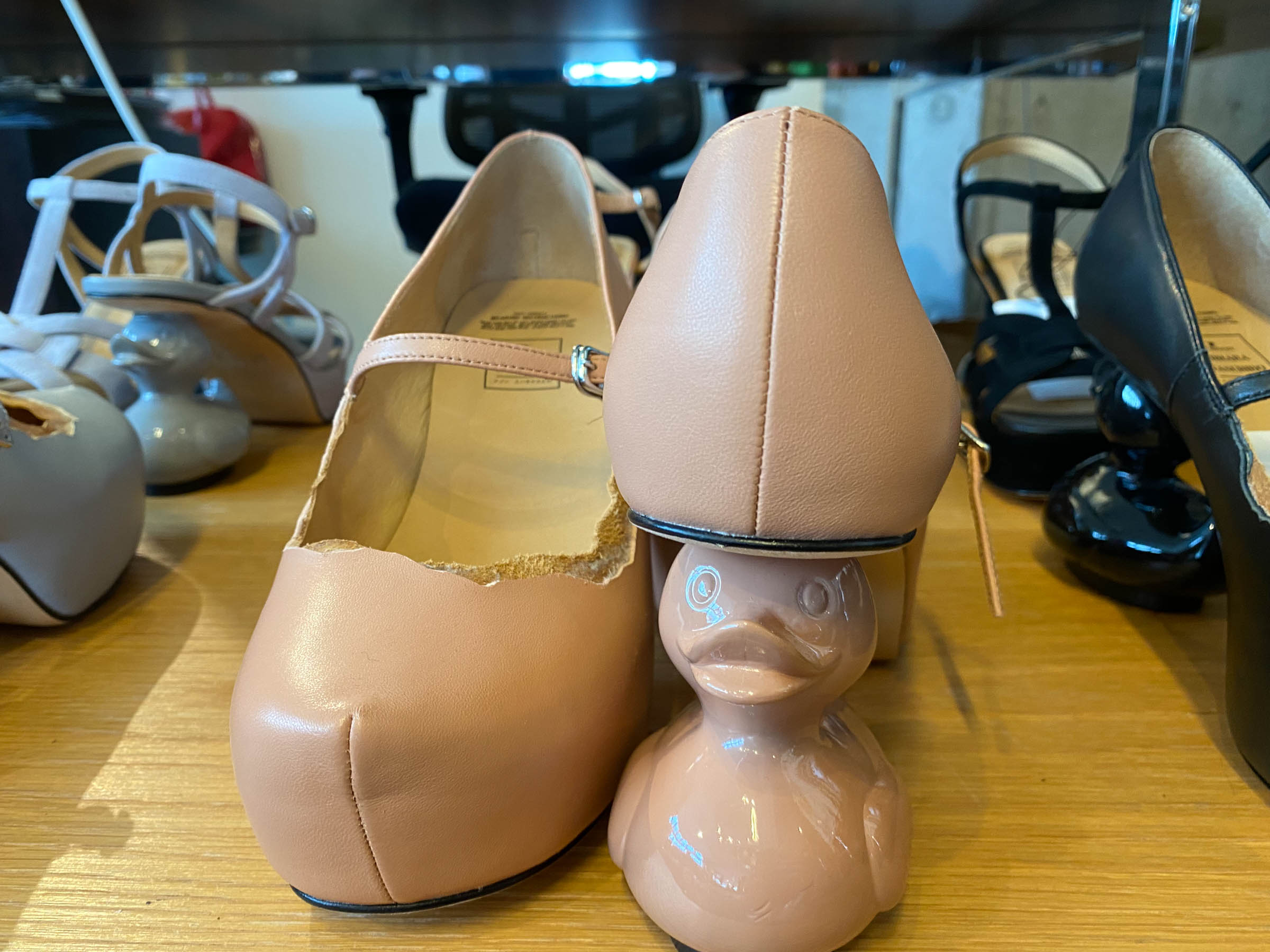 お風呂のアヒルがヒールに メゾン ミハラヤスヒロから新作シューズ登場