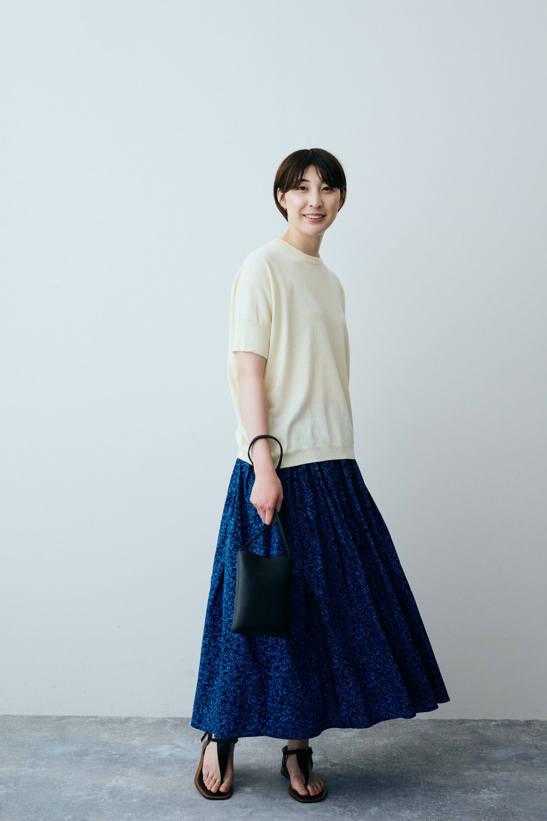 THREE FIFTY STANDARD シックな花柄のギャザースカート〈ネイビー