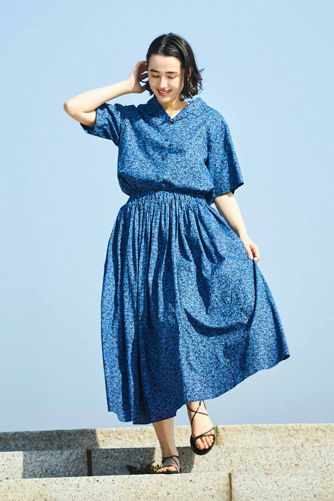 THREE FIFTY STANDARD シックな花柄のギャザースカート〈ネイビー
