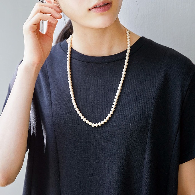 日本職人が仕立てるパールネックレスに宿る、普遍的な美しさを日常に