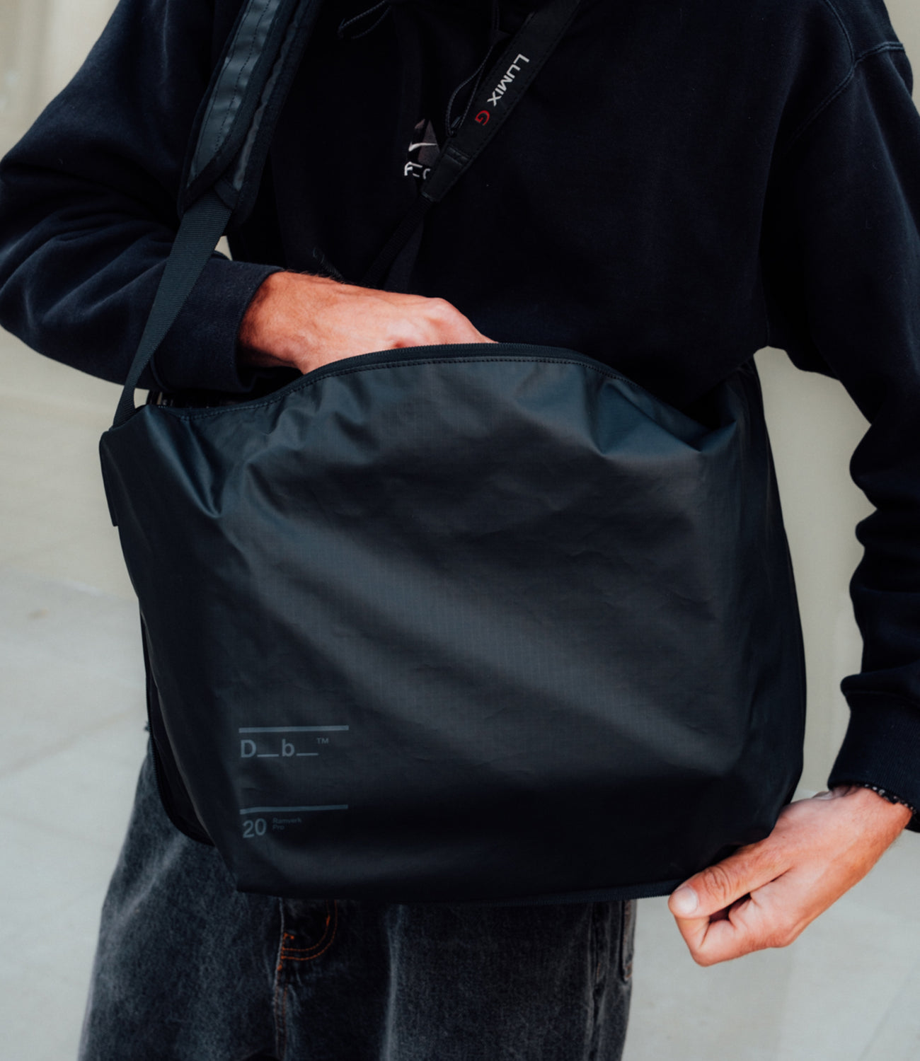 D b Ramverk 20L Pro Sling Bag - Black Out | Flatspot