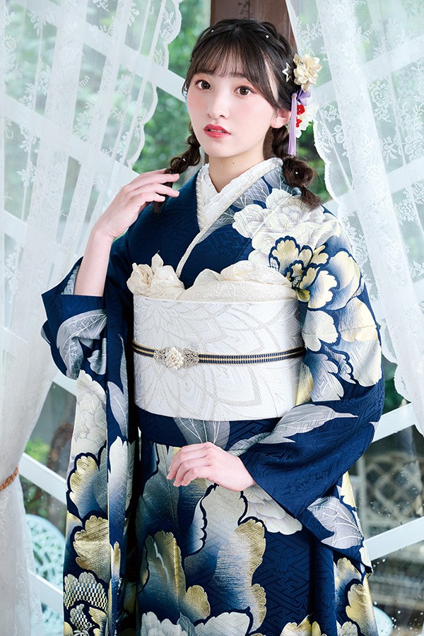 鮮やかなターコイズブルーが視線を惹く、主役級の振袖【B3816】｜振袖