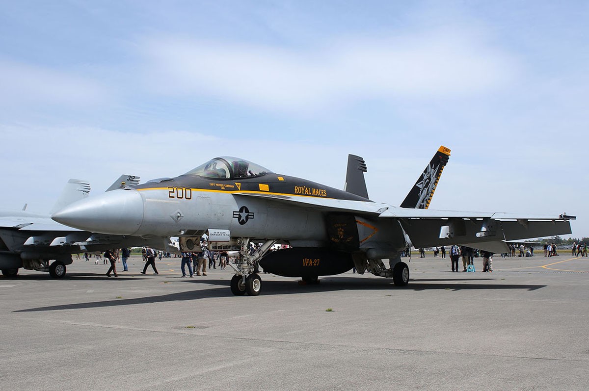 アメリカ海軍 艦上戦闘機 F/A-18E スーパーホーネット VFA-27 ロイヤル