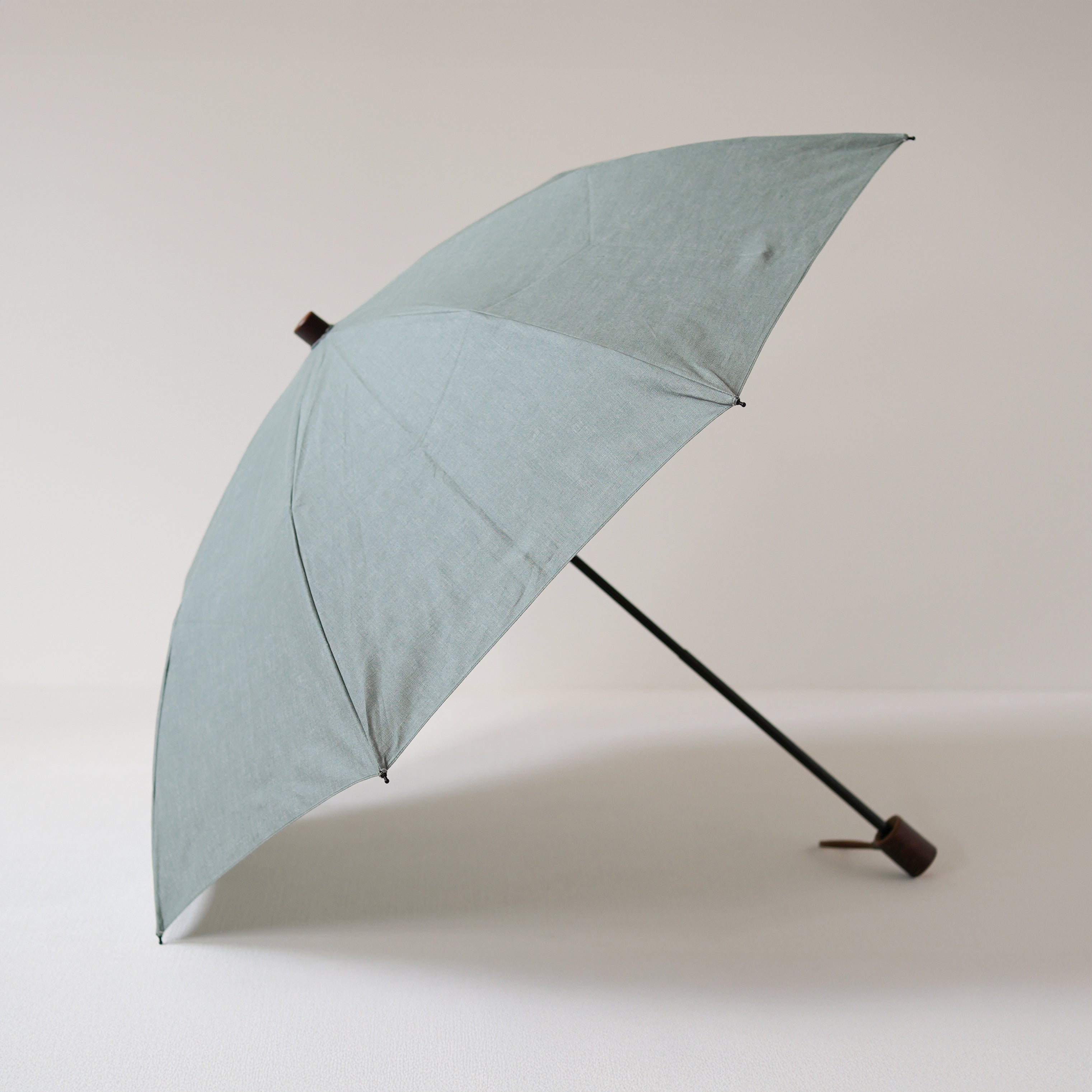 UVカット率99.8%以上、遮熱率40％以上のリネンの生地を使用した涼しい