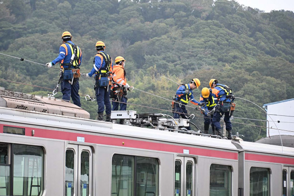 横須賀 京急が倒木事故を想定した訓練 座席をスロープにして電車から