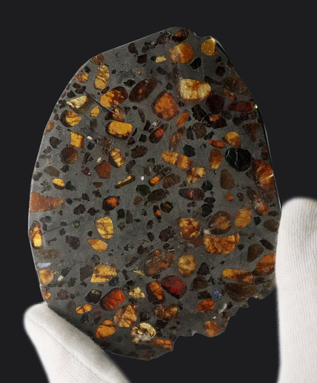 後方よりライトを浴びると煌々と輝くカンラン石にご注目、ケニア産の石