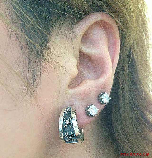 クロムハーツ ナローVバンドピアス ダイヤカスタム ｜ クロムハーツ