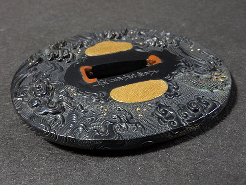 骨董品売却で、大森英秀の刀装具の鍔をお譲り頂きました。このような