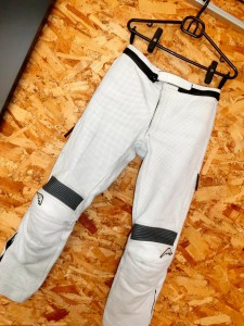 クシタニ メッシュレザーパンツ をクリーニングしてもらったら、すごく