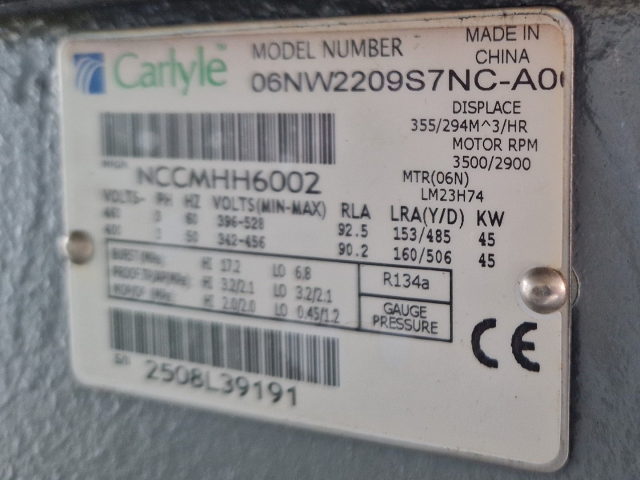 Used Carrier 30 HXC 110 - A0390 water-cooled chiller on Freon