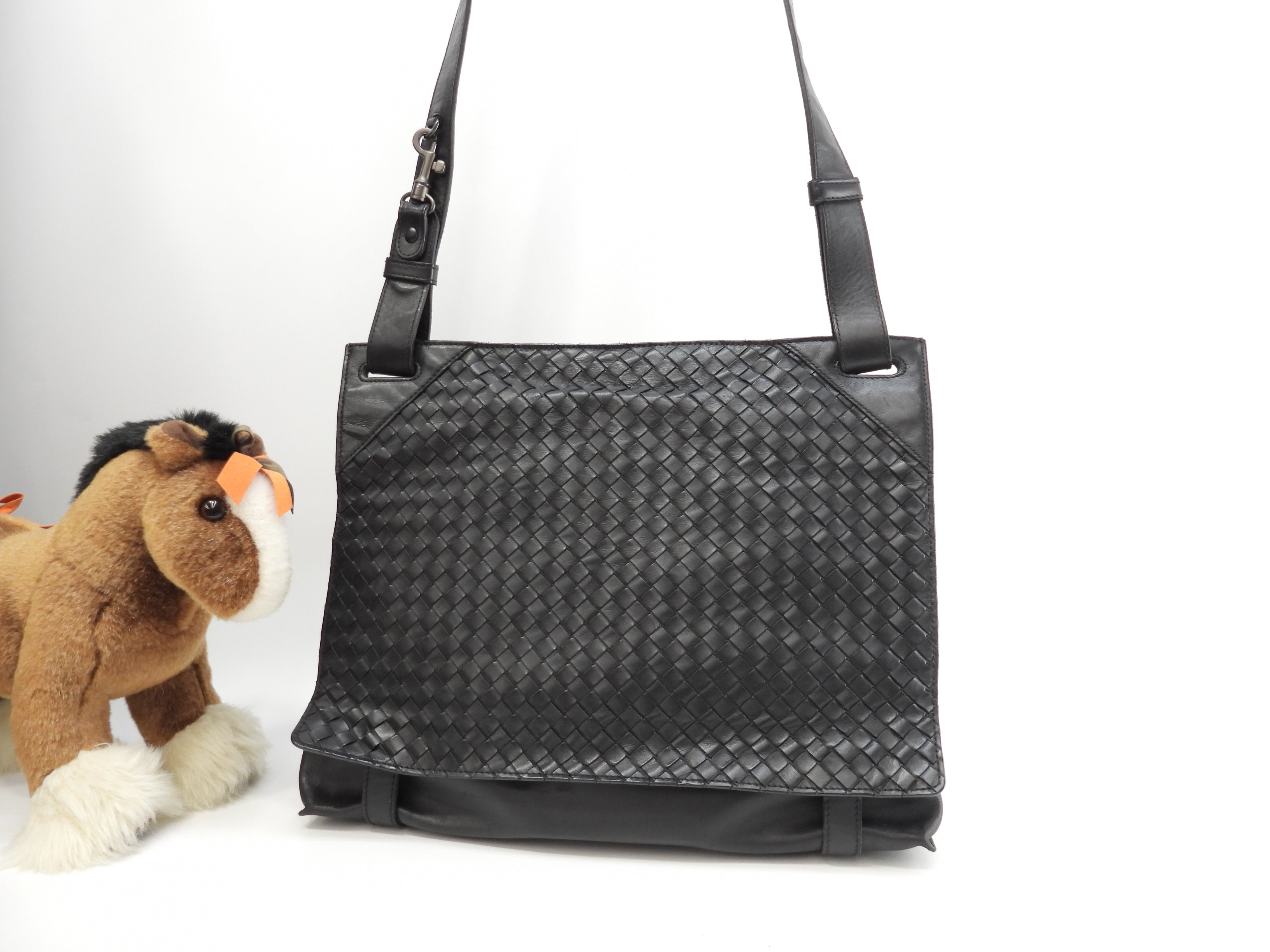 ボッテガヴェネタ メッセンジャーバッグ イントレチャート レザー黒