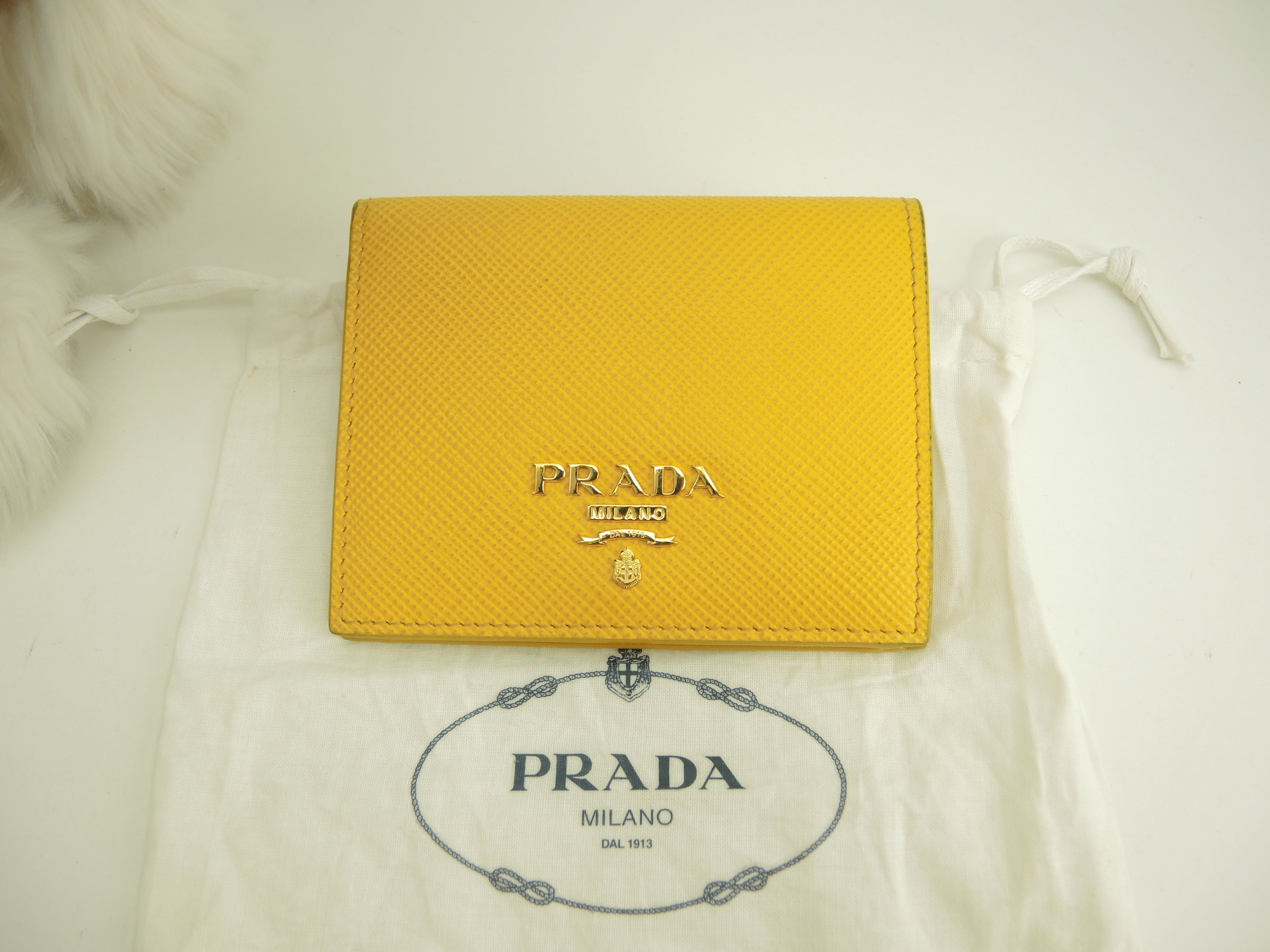 プラダ コンパクトウォレット サフィアーノ黄 立体ロゴ 2折財布 美品