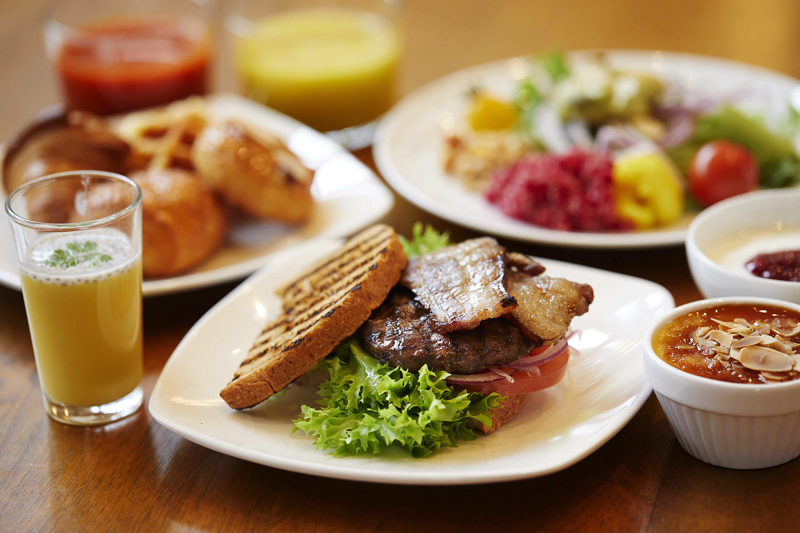薪火料理「WOODSIDE dining」 | 箱根リトリート före & villa 1/f【公式】