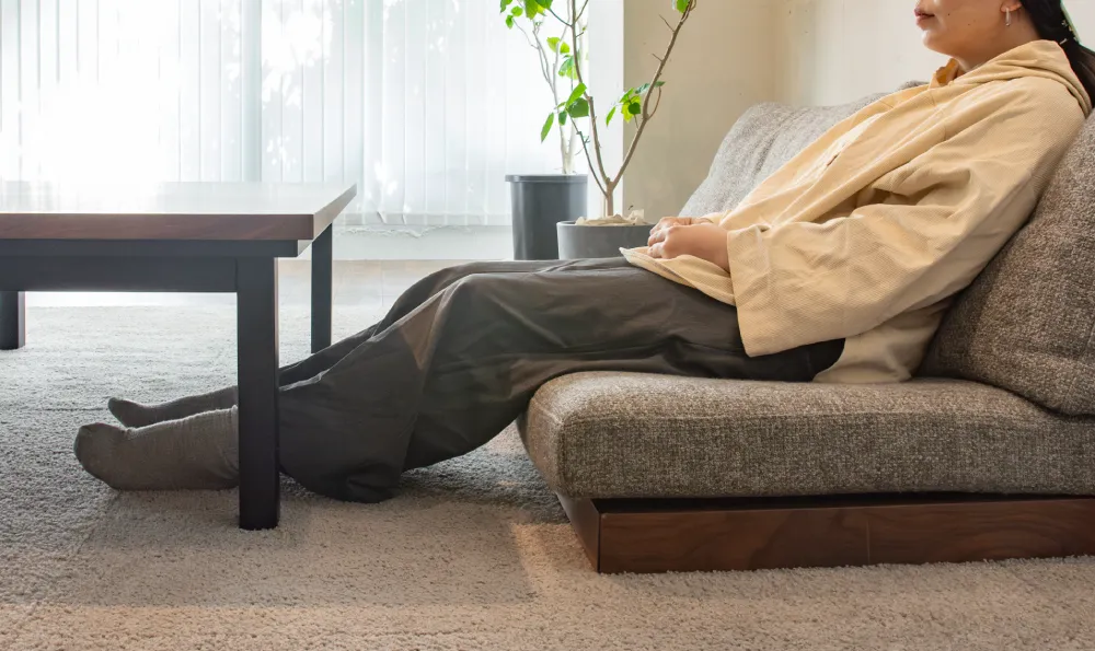ウォールナット等の無垢材が魅力の脚付きローソファー「KARYA SOFA