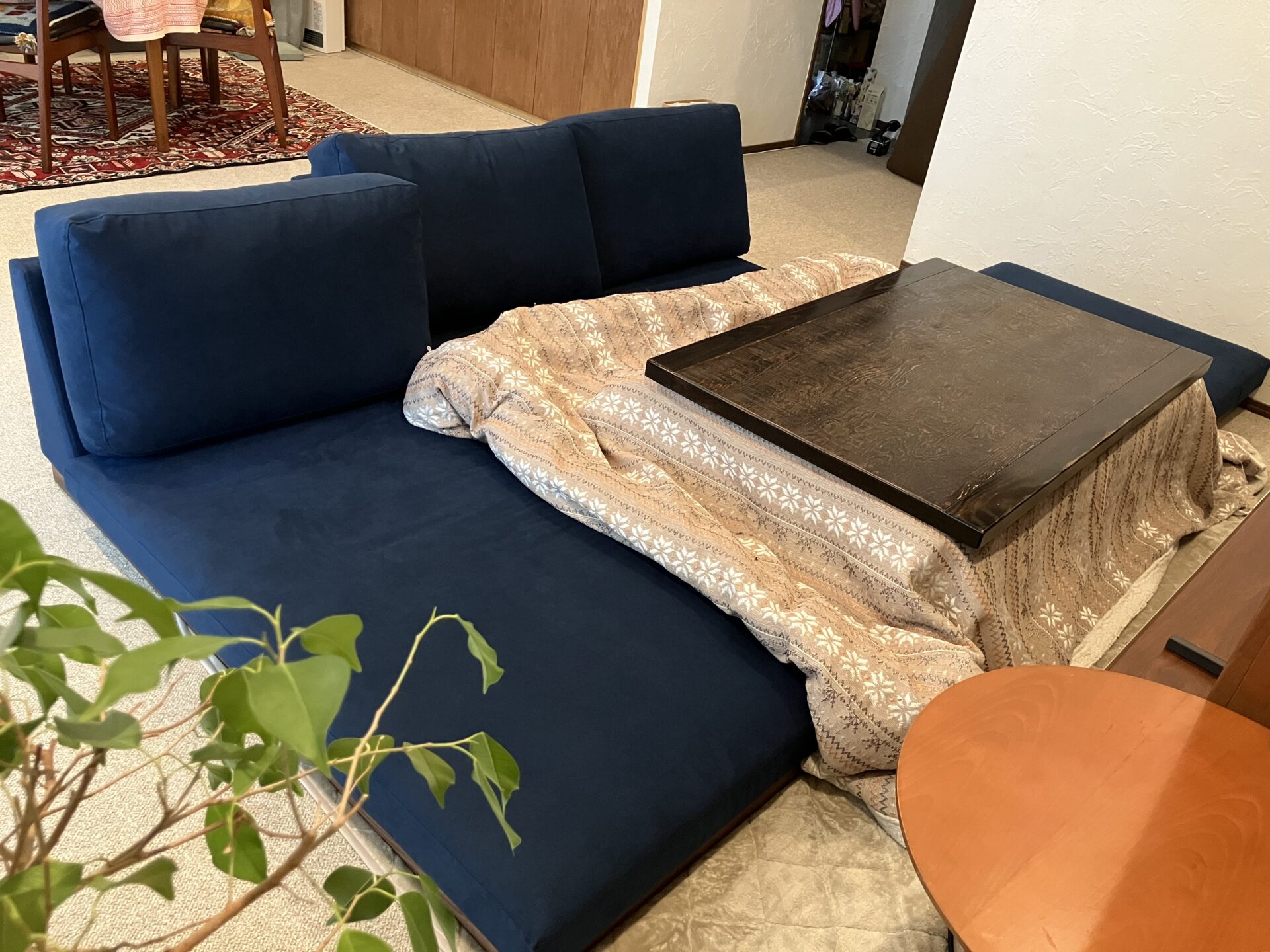 ウォールナット等の無垢材が魅力の脚付きローソファー「KARYA SOFA」の