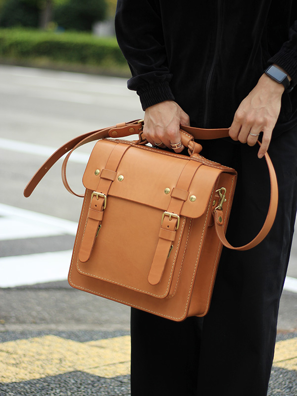 ハードレザーで質実剛健に仕上げた2wayショルダーバッグ / 革鞄のHERZ