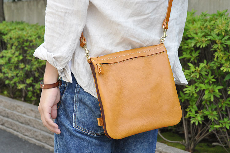 表裏で革色を選べるシンプルなリバーシブルショルダーバッグ / 革鞄の