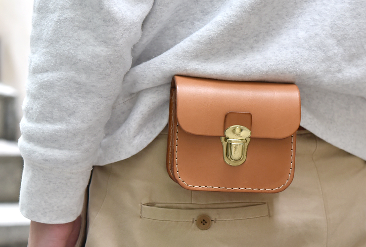 創業初期から作り続けている厚革のシンプルベルトポーチ / 革鞄のHERZ