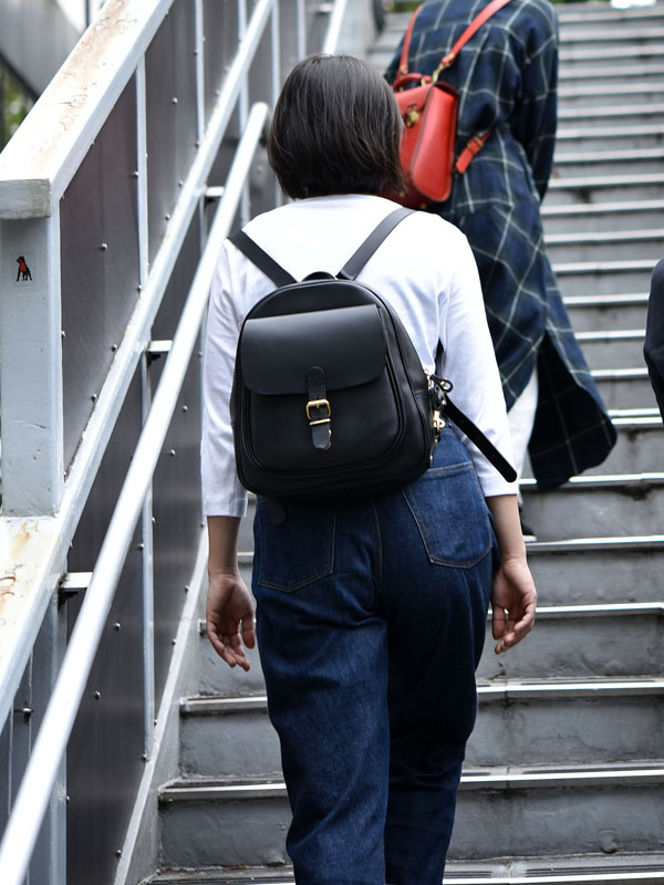 コロンとした可愛いフォルムの前ポケミニリュック / 革鞄のHERZ(ヘルツ