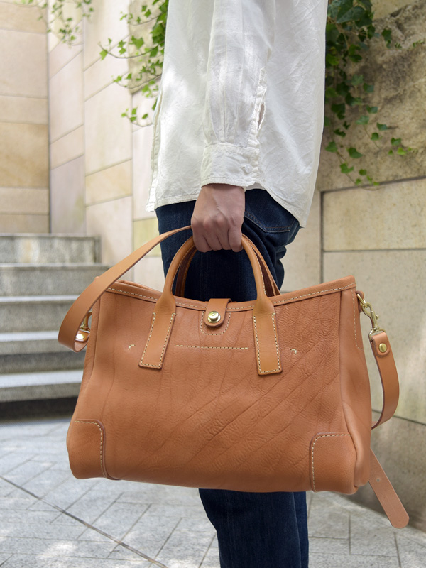 分厚くて柔らかいタンドー革を使った横型2wayトートバッグ / 革鞄の