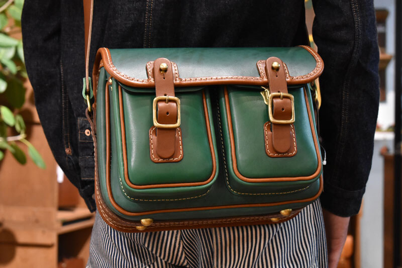 冬の限定色「ボトルグリーン」in 博多店｜革鞄・革小物のHERZ公式通販