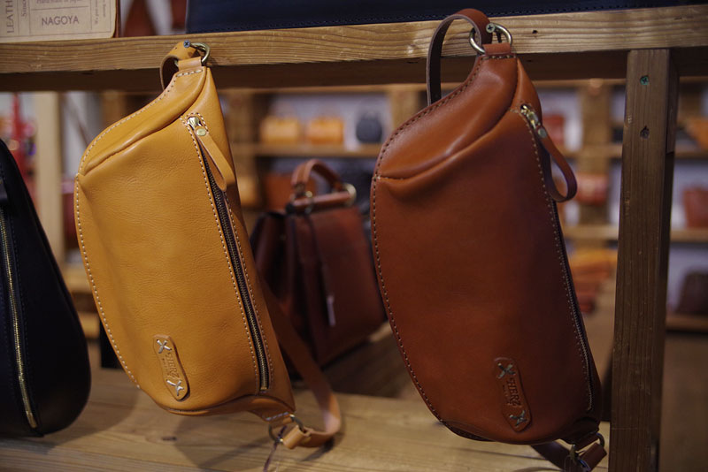 ボディバッグ初心者のスタッフが本気で使いたいものを選びます！｜革鞄