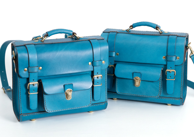 限定色のセルリアンブルー革で作る、HERZ夏の企画2025｜革鞄・革小物の