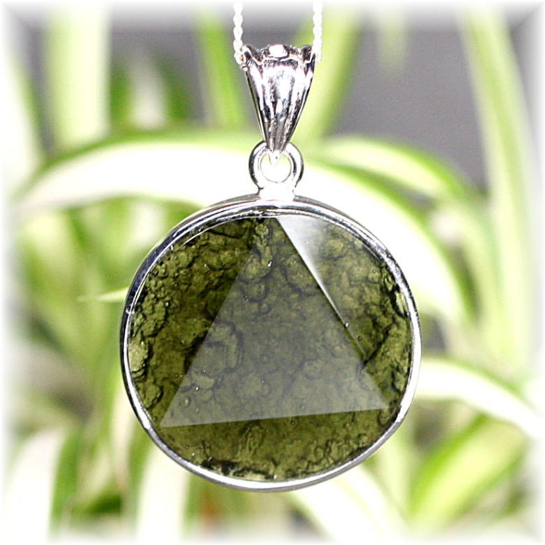 天然モルダバイトペンダントトップ（シルバー925・トライアングル