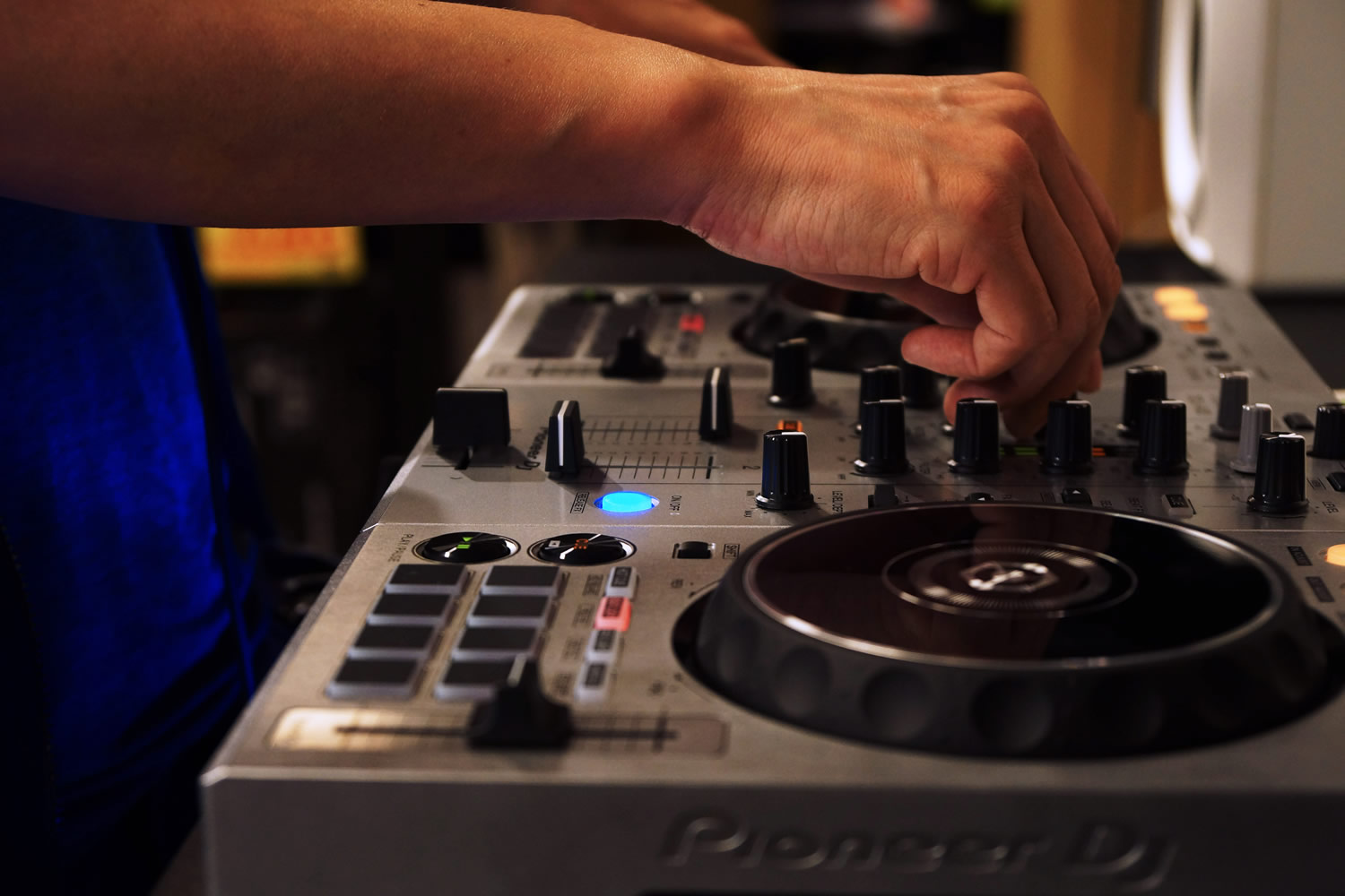 Pioneer DJ】販売台数No.1の大人気DJコントローラー、 DDJ-400