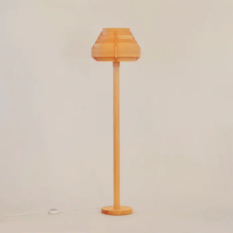 Jakobsson Floor Lamp by Yamagiwa | Pine Wood Lighting | Illuminée