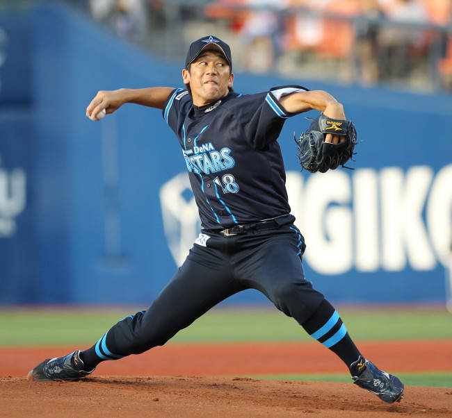 巨人戦に先発し、力投するDeNA先発の三…：「ハマの番長」三浦大輔