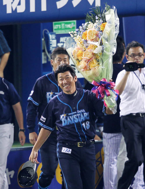 巨人戦で通算150勝を達成し、花束を手に…：「ハマの番長」三浦大輔