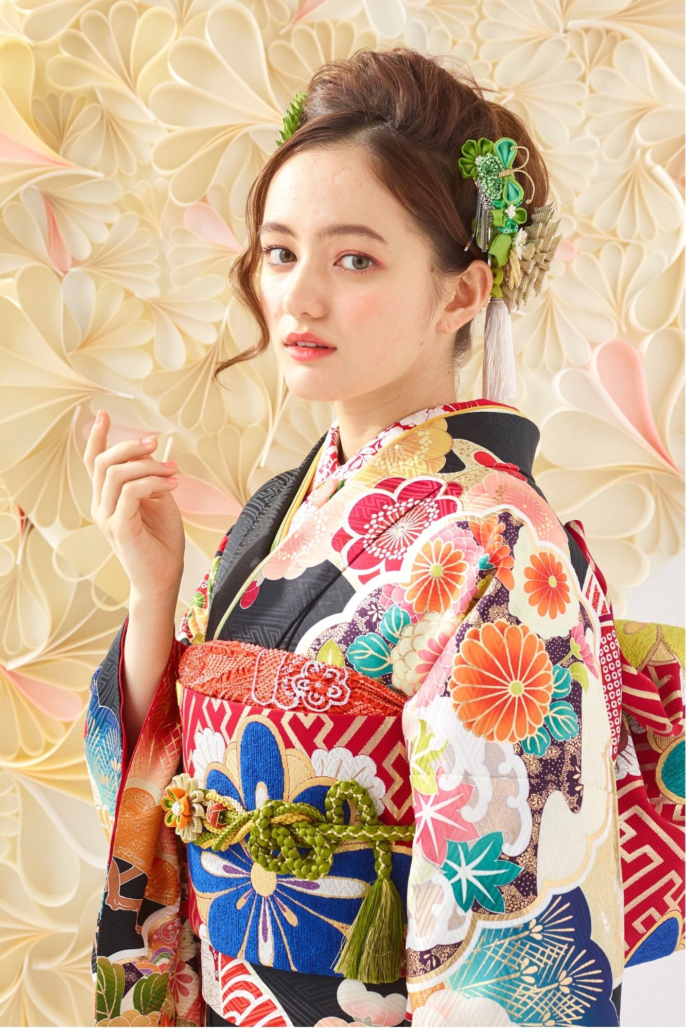 黒地に多彩な花が咲く豪華絢爛の古典振袖｜成人式でひときわ輝く正統派