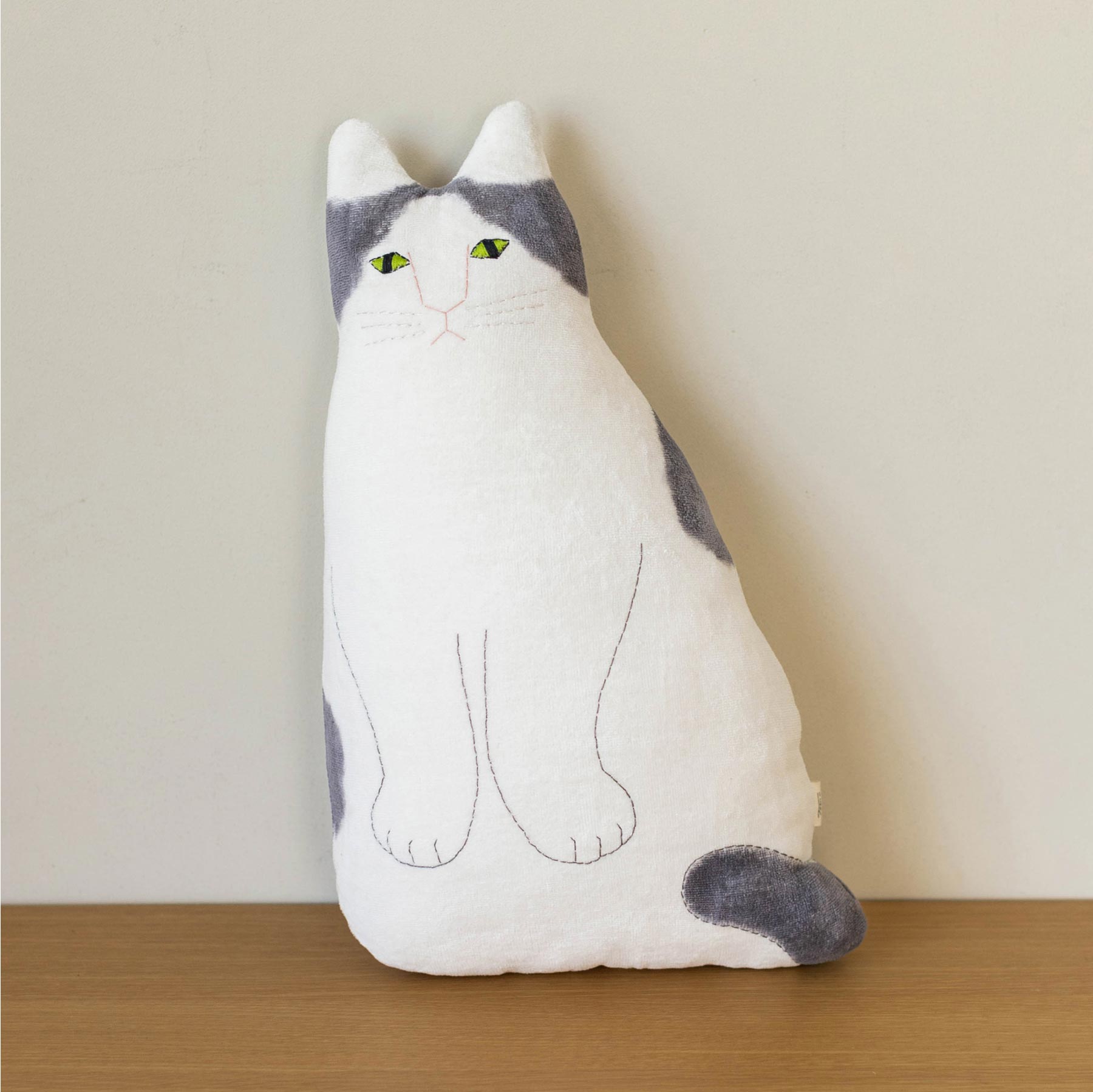 Tomotake ネコのクッション｜オブジェ・ぬいぐるみ｜オルネ ド