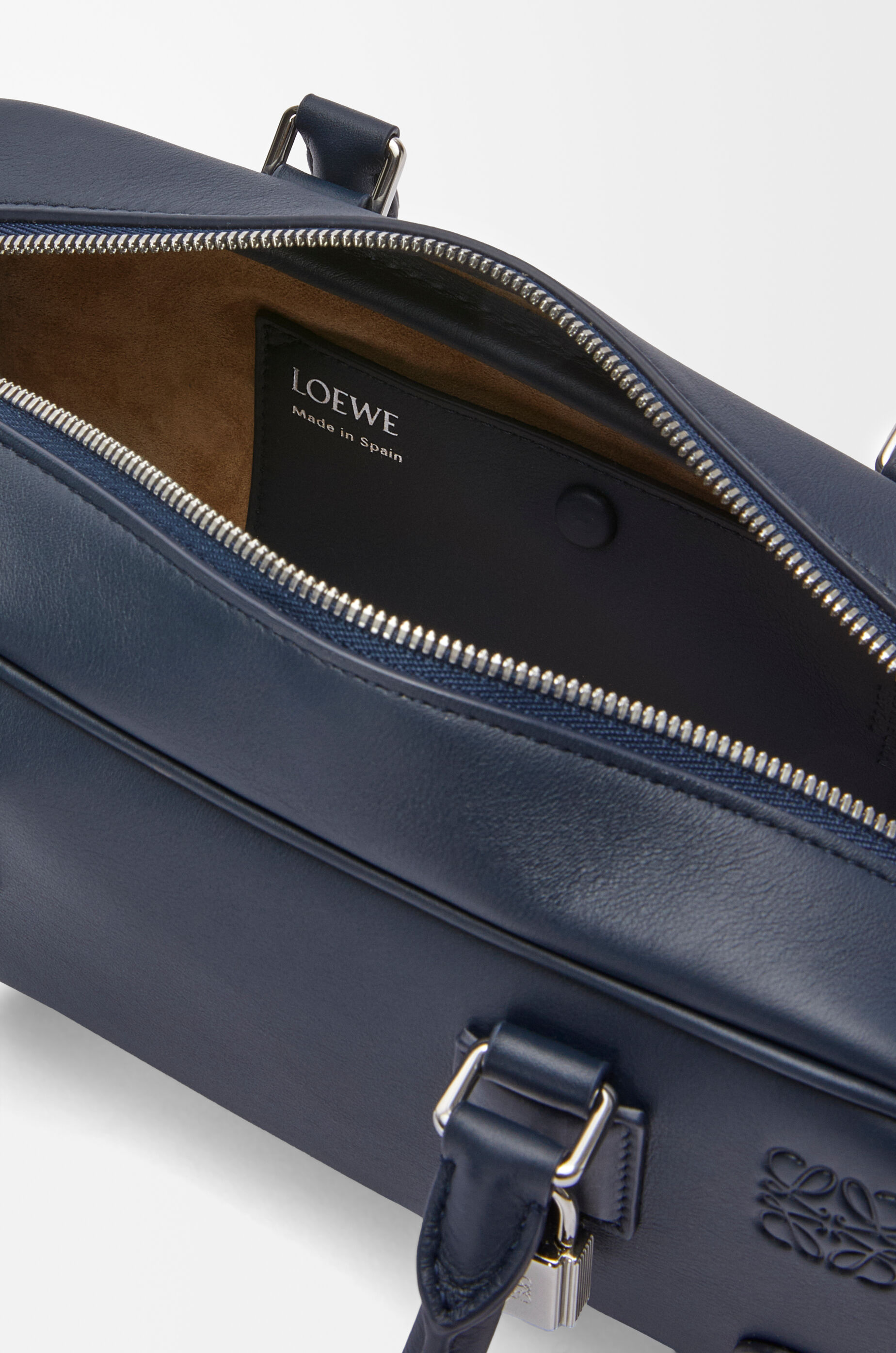 アマソナ23 クロップド バッグ（ナパカーフ） ブルー - LOEWE Japan