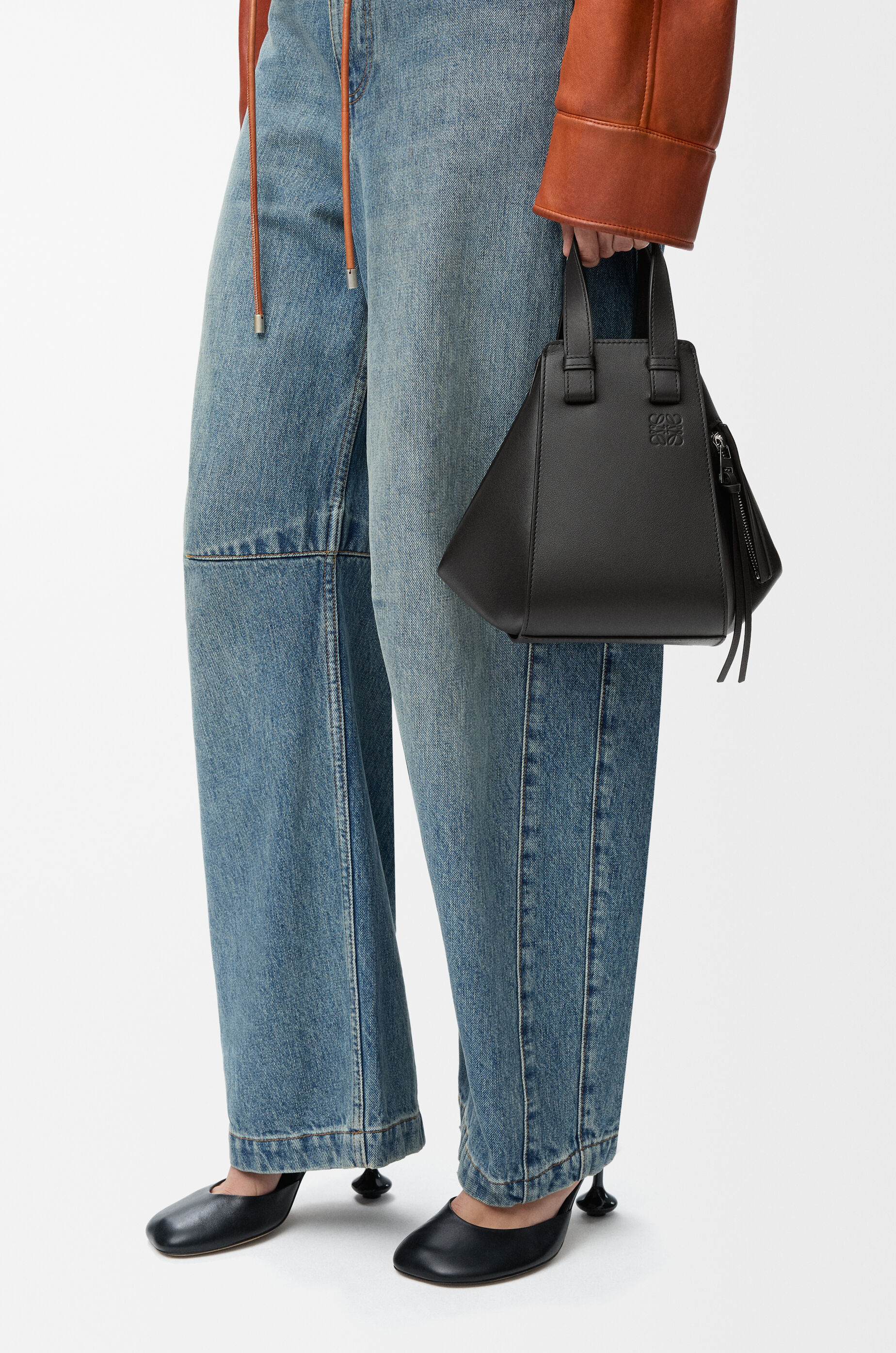ハンモックバッグ コンパクト（クラシックカーフ） ブラック - LOEWE