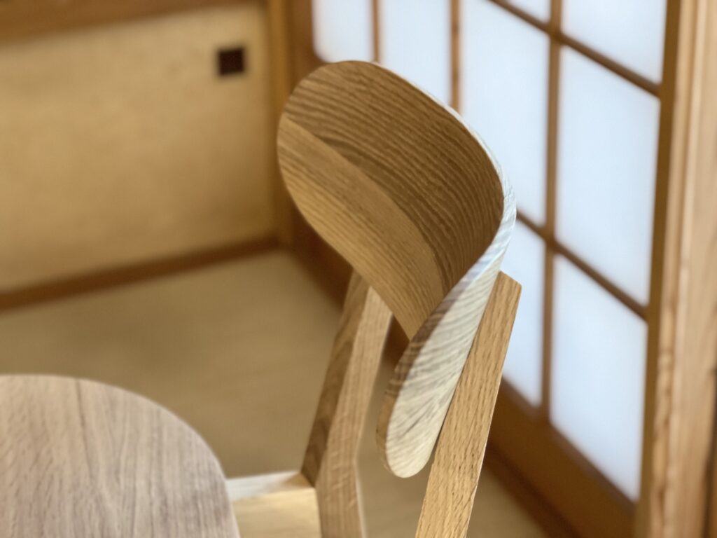 グラフィックデザイナー原研哉氏が手掛けた和室のためのチェア『SUWARI