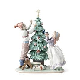 Small porcelain Christmas tree 'Trimming the Tree' | リヤドロ公式