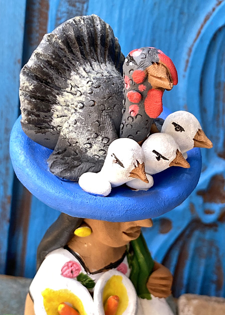 アギラールファミリーの陶人形・花を持ち七面鳥を頭に載せた行商女