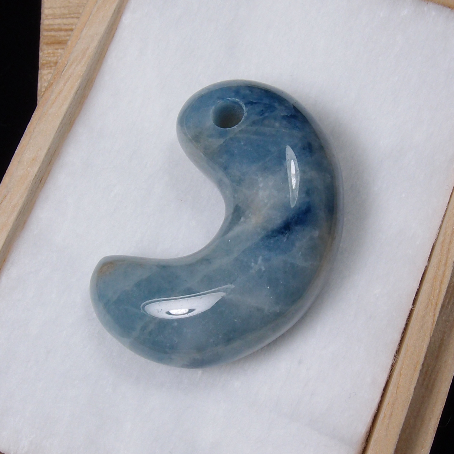 HS322 糸魚川入コン沢産青翡翠勾玉（まがたま） MoonMadness