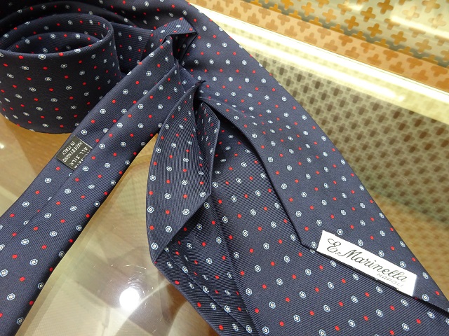 TOKYO MIDTOWN／TIES】セッテピエゲ(7つ折り)仕様のネイビー小紋タイが