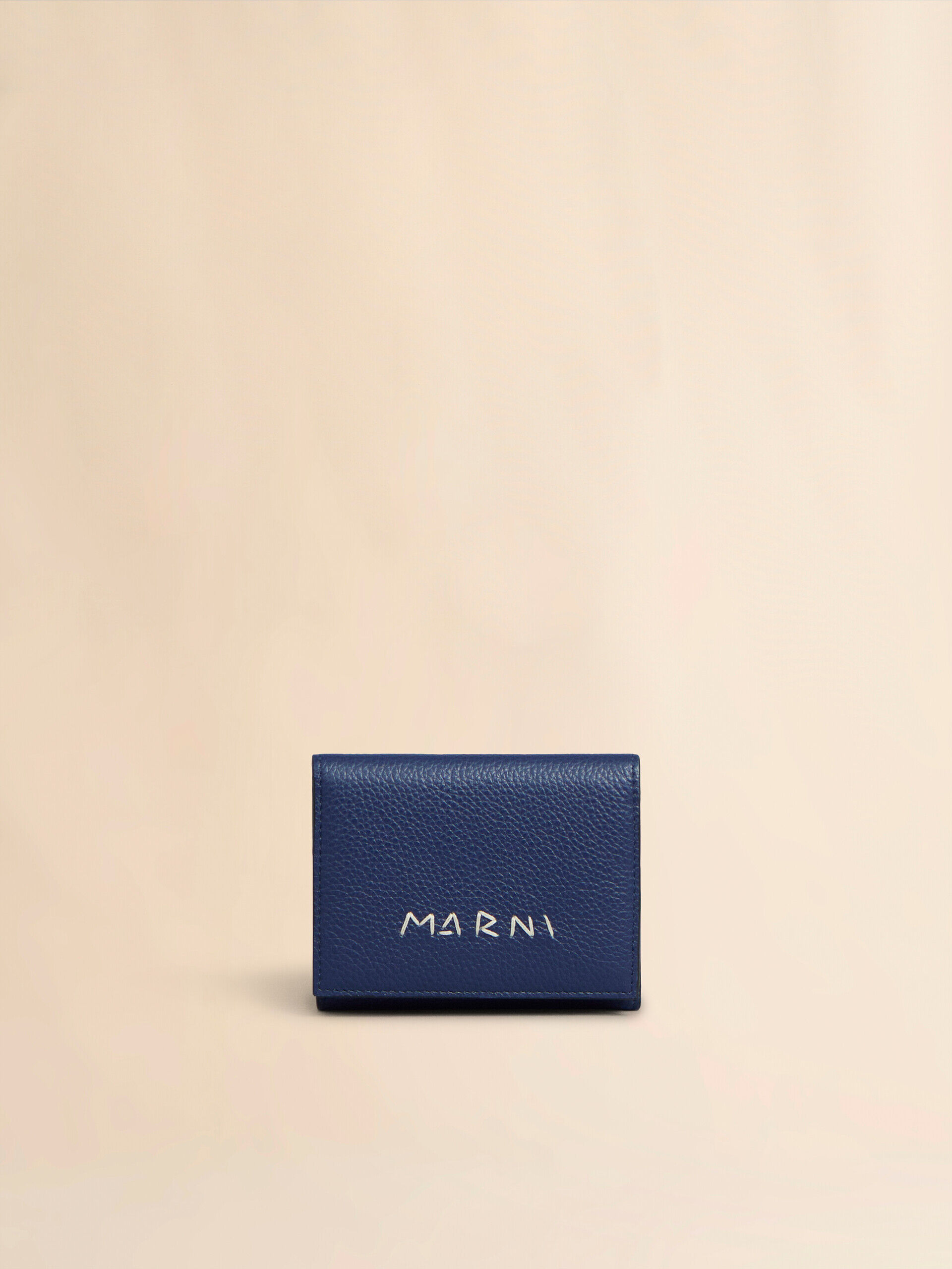 ブルー レザー製三つ折りウォレット、マルニシンボル刺繍入り | Marni