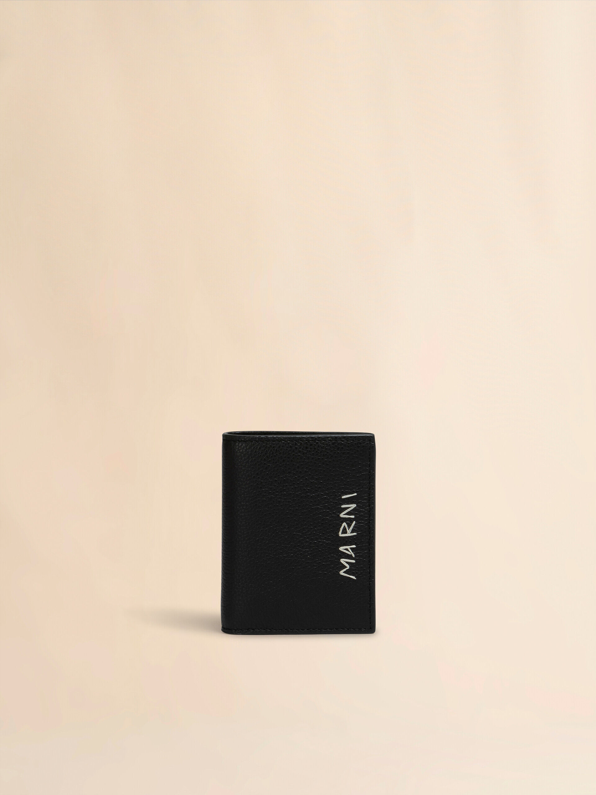 ブラック レザー製二つ折りウォレット、マルニシンボル刺繍入り | Marni