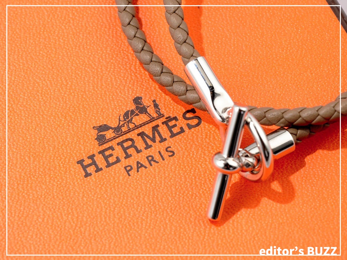エルメス」のレザーブレスレットはさりげないけどちゃんと秋めく