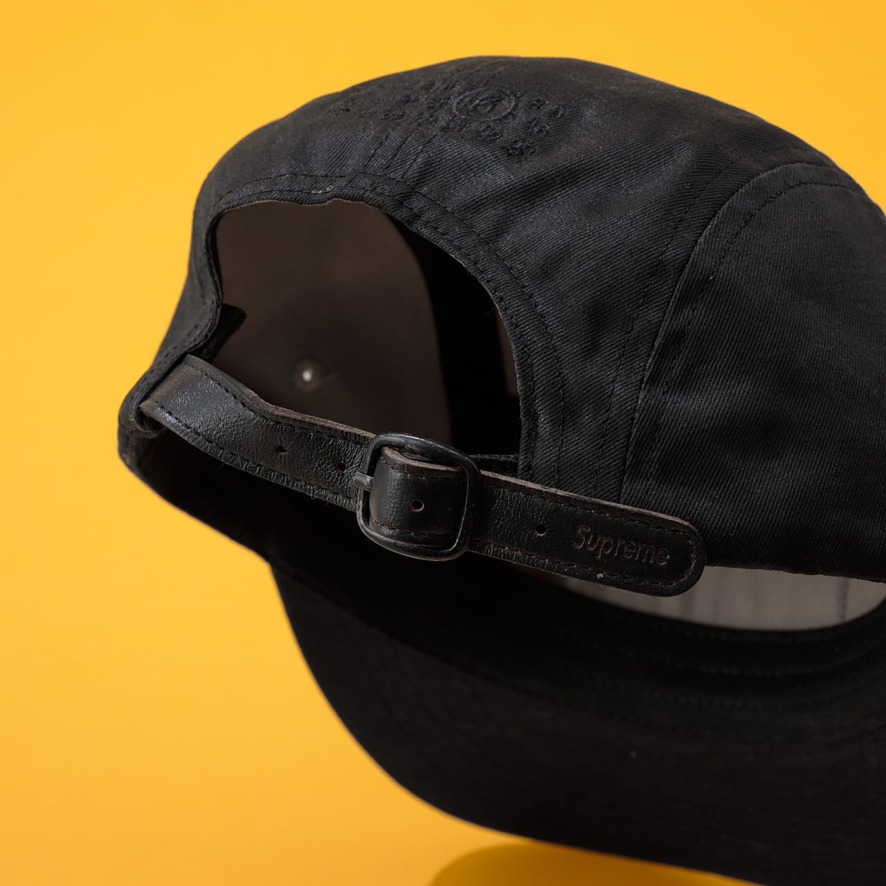 シュプリーム」と「メゾン マルジェラ」のコラボな黒キャップ