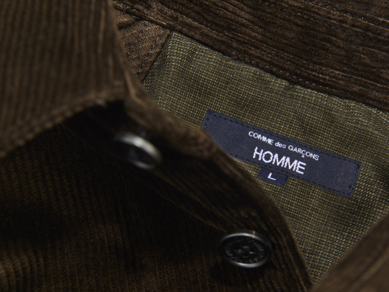 コム デ ギャルソン・オム」の“大人ブラウン”な新作コーデュロイシャツ